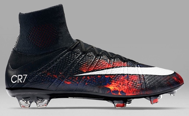 CR7 hớn hở khoe giày mới - Bóng Đá