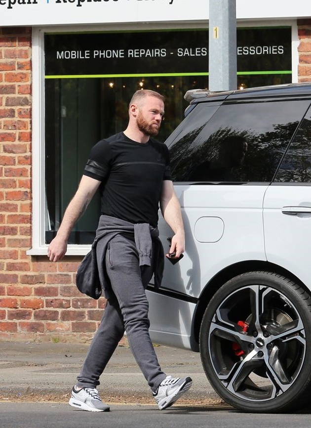 Bị bỏ rơi, Rooney giải sầu bên siêu xe mới - Bóng Đá