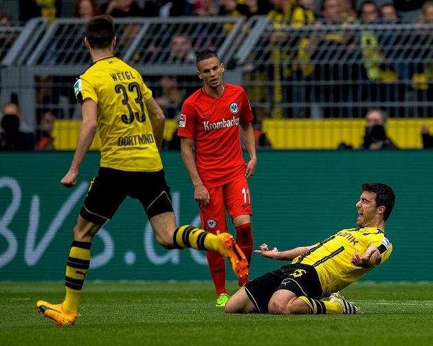 Dortmund vượt ải Frankfurt trong ngày an ninh được thắt chặt - Bóng Đá