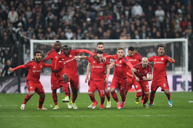 Lyon chiến thắng kịch tính Besiktas trên chấm phạt đền - Bóng Đá