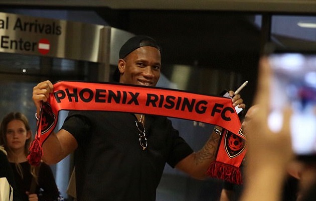 Drogba tự sướng ngay sân bay với người hâm mộ Phoenix Rising - Bóng Đá
