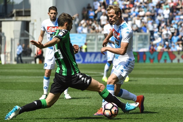 Bị Sassuolo níu chân, Napoli lỡ cơ hội bám đuổi Roma - Bóng Đá