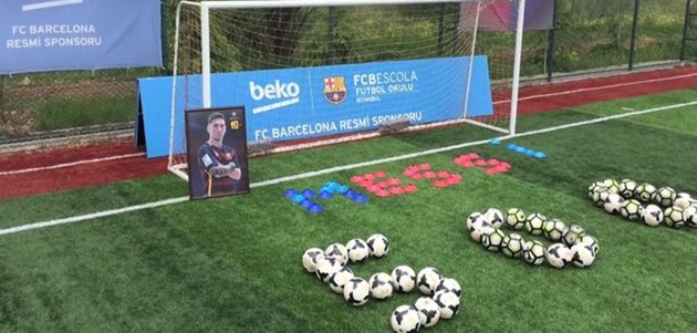Fan nhí xếp chữ chúc mừng bàn thắng 500 của Messi - Bóng Đá