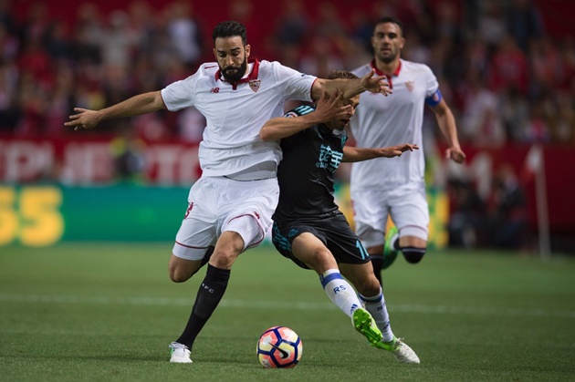 Sevilla tự bắn vào chân mình khi hòa Sociedad  - Bóng Đá