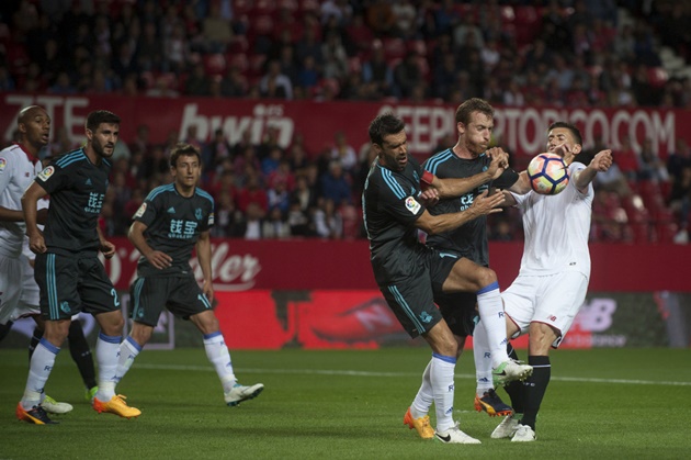 Sevilla tự bắn vào chân mình khi hòa Sociedad  - Bóng Đá