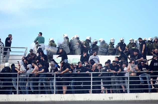 Bạo loạn kinh hoàng trong trận CK Cúp Quốc gia Hy Lạp - Bóng Đá