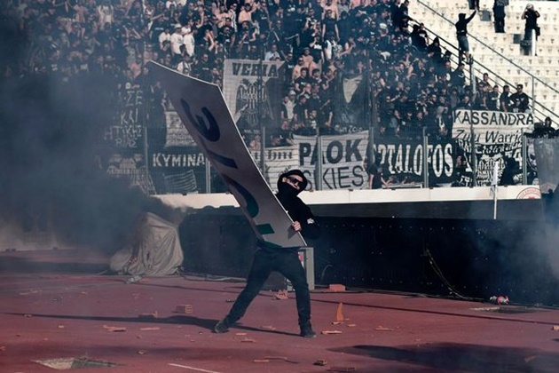 Bạo loạn kinh hoàng trong trận CK Cúp Quốc gia Hy Lạp - Bóng Đá