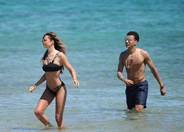 Gác lại cuộc đua vô địch, Alli tình tứ bên bạn gái ở bãi biển Ibiza - Bóng Đá