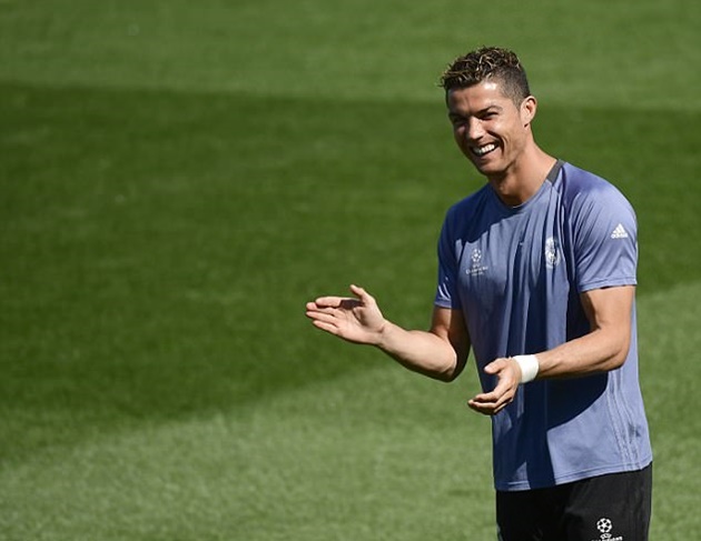 Ronaldo pha trò thỏa mái trước trận làm khách trên sân Vicente Calderon - Bóng Đá