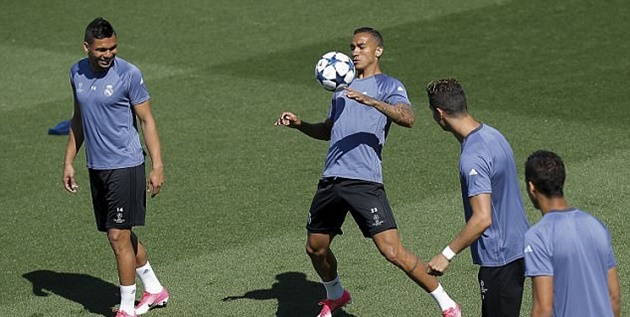 Ronaldo pha trò thỏa mái trước trận làm khách trên sân Vicente Calderon - Bóng Đá
