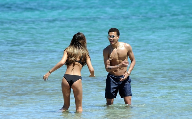Gác lại cuộc đua vô địch, Alli tình tứ bên bạn gái ở bãi biển Ibiza - Bóng Đá