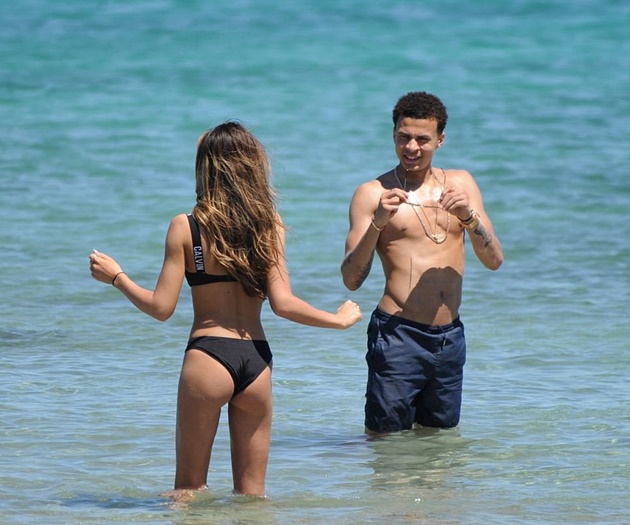 Gác lại cuộc đua vô địch, Alli tình tứ bên bạn gái ở bãi biển Ibiza - Bóng Đá