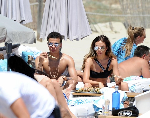 Gác lại cuộc đua vô địch, Alli tình tứ bên bạn gái ở bãi biển Ibiza - Bóng Đá