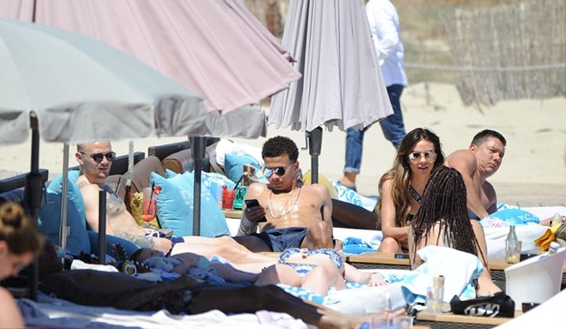 Gác lại cuộc đua vô địch, Alli tình tứ bên bạn gái ở bãi biển Ibiza - Bóng Đá