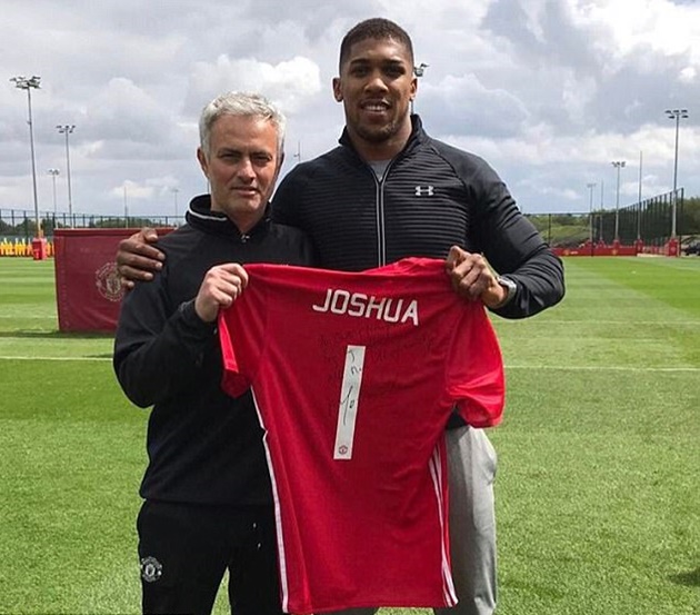 Tay đấm Anthony Joshua bất ngờ đến thăm 