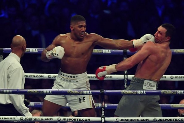 Tay đấm Anthony Joshua bất ngờ đến thăm 