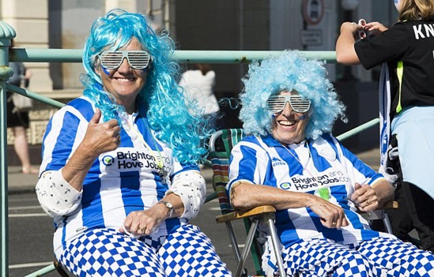 Brighton diễu hành ăn mừng ngày trở lại giải Ngoại hạng - Bóng Đá