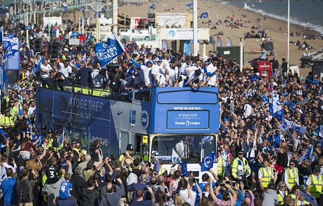 Brighton diễu hành ăn mừng ngày trở lại giải Ngoại hạng - Bóng Đá