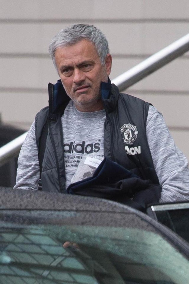 Mourinho méo mặt đội mưa đến sân tập - Bóng Đá