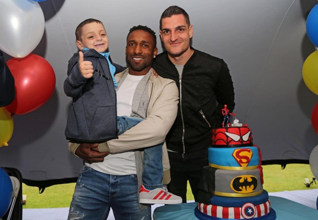 Defoe dự sinh nhật cậu bé ung thư Bradley Lowery - Bóng Đá