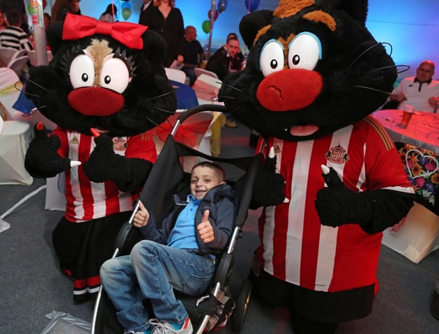 Defoe dự sinh nhật cậu bé ung thư Bradley Lowery - Bóng Đá