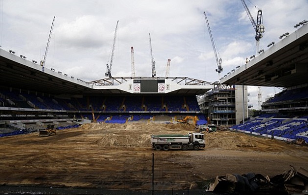 Sân White Hart Lane hạ linh vật, đập nát một khán đài - Bóng Đá