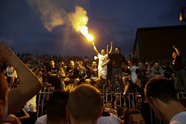 Bạo loạn nổ ra trong ngày Partizan Belgrade nâng cúp quốc gia - Bóng Đá