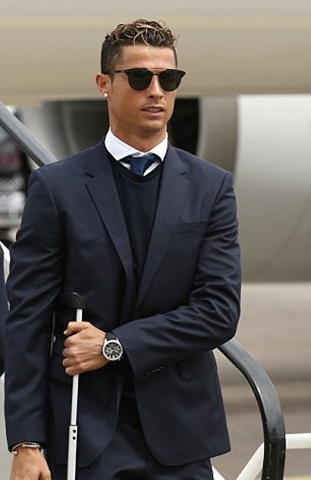 Ronaldo diện vest lịch lãm khi đến Cardiff - Bóng Đá