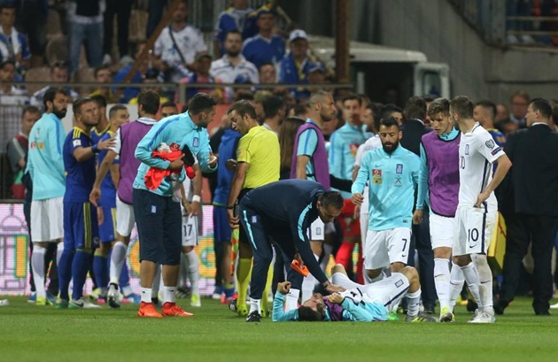 Trợ lí Bosnia hạ đo ván tiền vệ Hi Lạp ngay trên sân - Bóng Đá