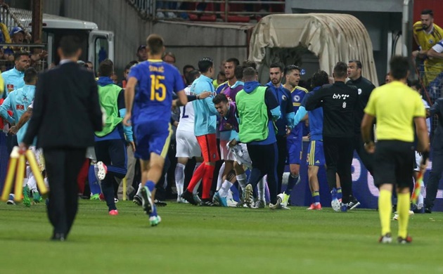 Trợ lí Bosnia hạ đo ván tiền vệ Hi Lạp ngay trên sân - Bóng Đá