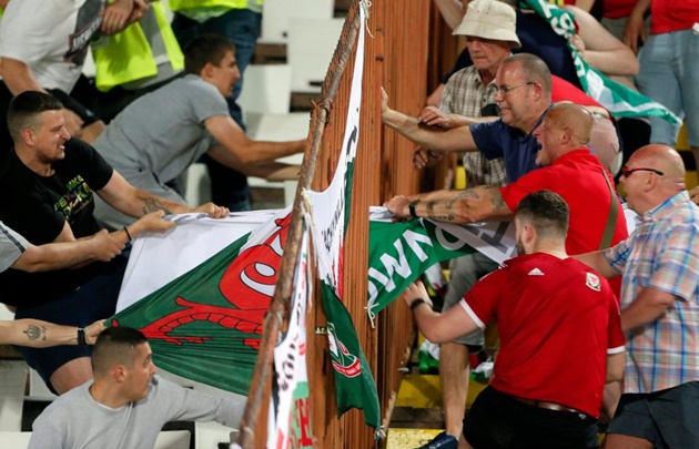 Lá cờ xứ Wales tung bay rực rỡ trong trận đối đầu giữa đội tuyển Anh và các đối thủ còn lại tại bảng B World Cup