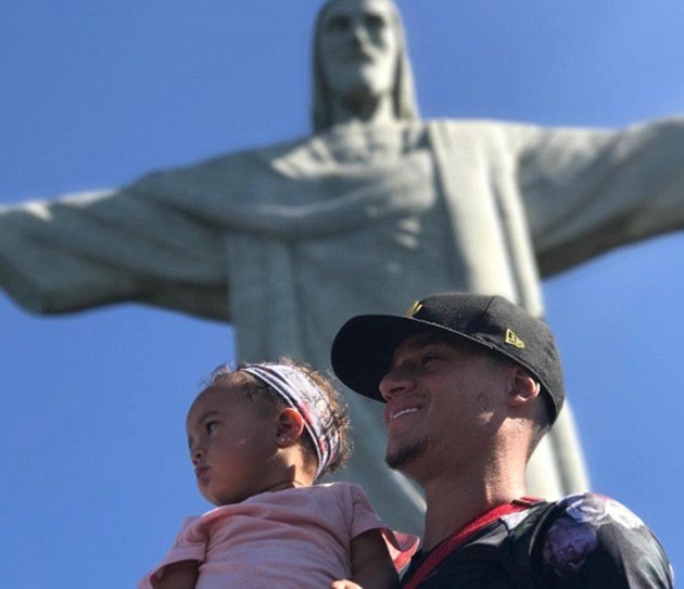 Philippe Coutinho đu xà ấn tượng tại quê nhà - Bóng Đá