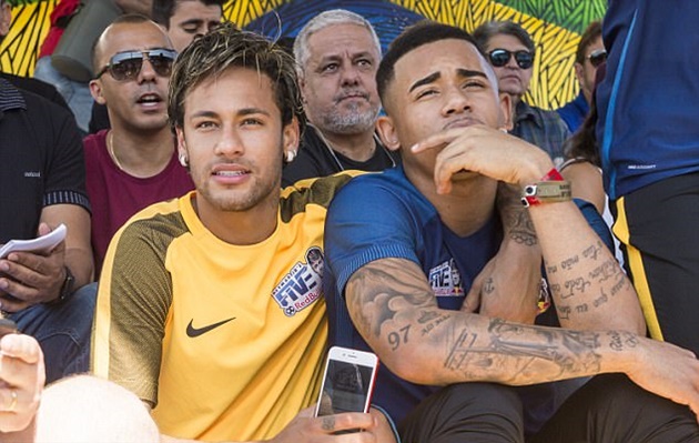 Neymar và Jesus được chào đón như người hùng ở quê nhà - Bóng Đá