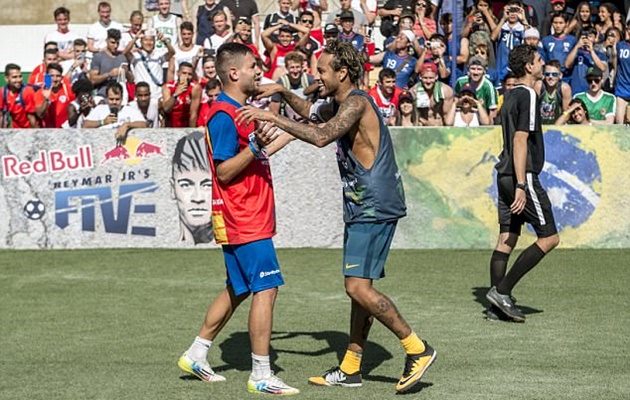 Neymar và Jesus được chào đón như người hùng ở quê nhà - Bóng Đá