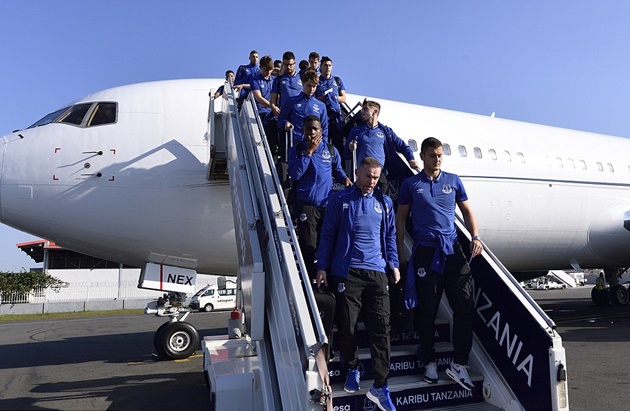 Đến Tanzania, Everton được đón tiếp như những người hùng - Bóng Đá