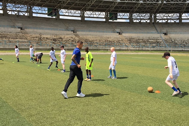 Đến Tanzania, Everton được đón tiếp như những người hùng - Bóng Đá