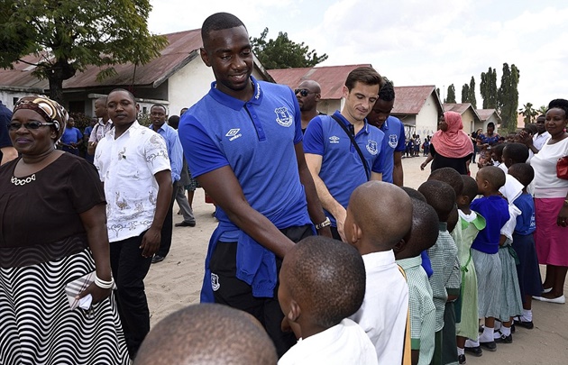 Đến Tanzania, Everton được đón tiếp như những người hùng - Bóng Đá