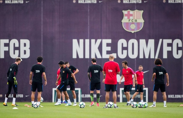 Barca hội quân, sao lớn vẫn vắng mặt - Bóng Đá