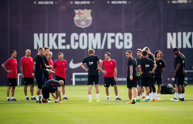 Barca hội quân, sao lớn vẫn vắng mặt - Bóng Đá