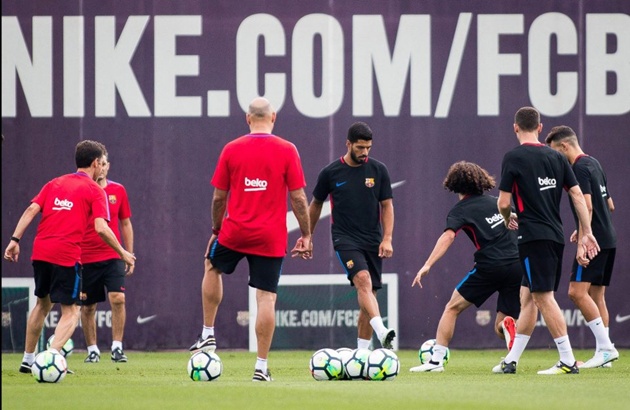 Barca hội quân, sao lớn vẫn vắng mặt - Bóng Đá