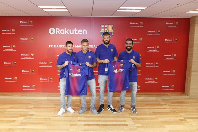 Barca hội quân, sao lớn vẫn vắng mặt - Bóng Đá