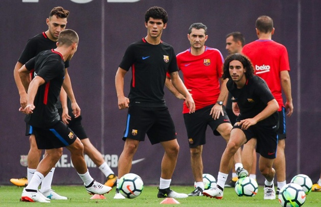 Barca hội quân, sao lớn vẫn vắng mặt - Bóng Đá