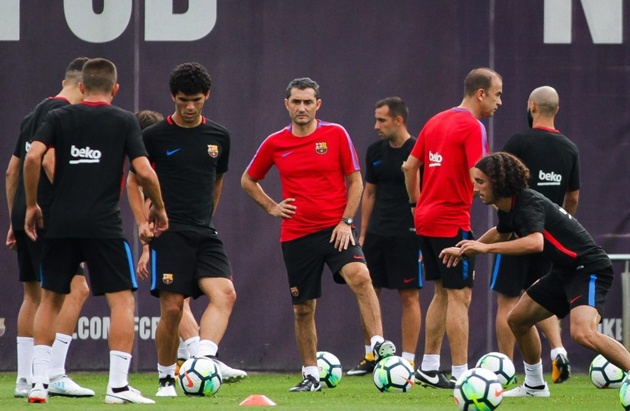 Barca hội quân, sao lớn vẫn vắng mặt - Bóng Đá