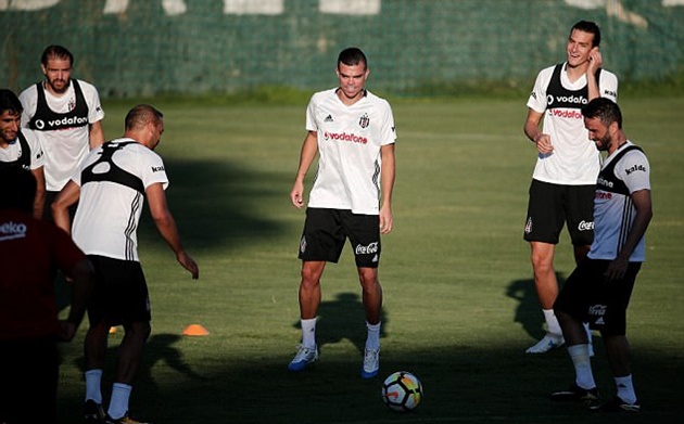Pepe rạng rỡ bên đồng đội mới tại Besiktas - Bóng Đá