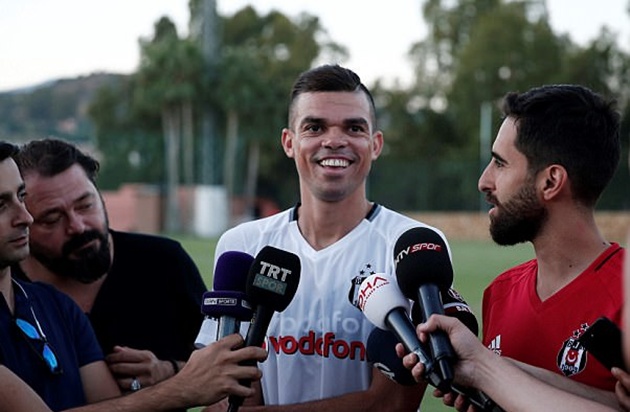 Pepe rạng rỡ bên đồng đội mới tại Besiktas - Bóng Đá