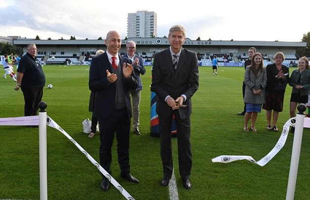 Wenger bất ngờ đi