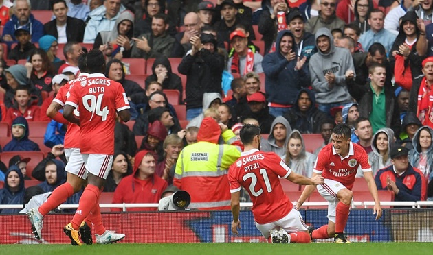 Arsenal 5-2 Benfica: Công làm thủ phá - Bóng Đá