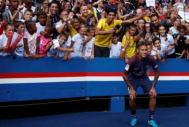 Neymar được chào đón như siêu sao Hollywood ở sân Công viên các hoàng tử - Bóng Đá