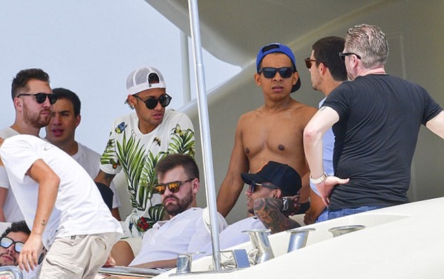 Neymar du hí ở Saint Tropez, mừng chiến công của đội nhà - Bóng Đá