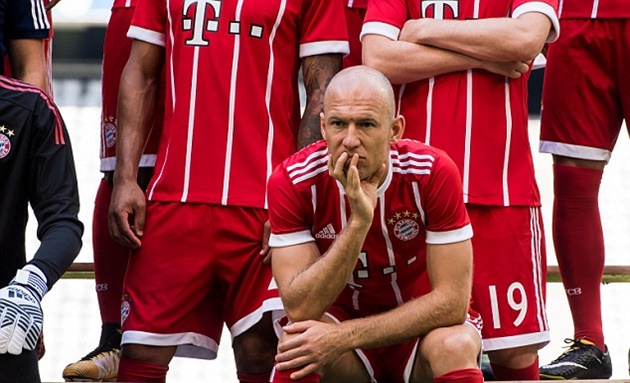 Robben suy tư trong ngày Bayern Munich chụp ảnh kỉ yếu  - Bóng Đá